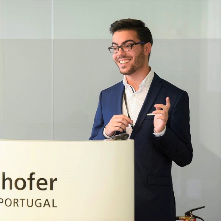 Photo of João Monteiro doing a presentation at Fraunhofer.